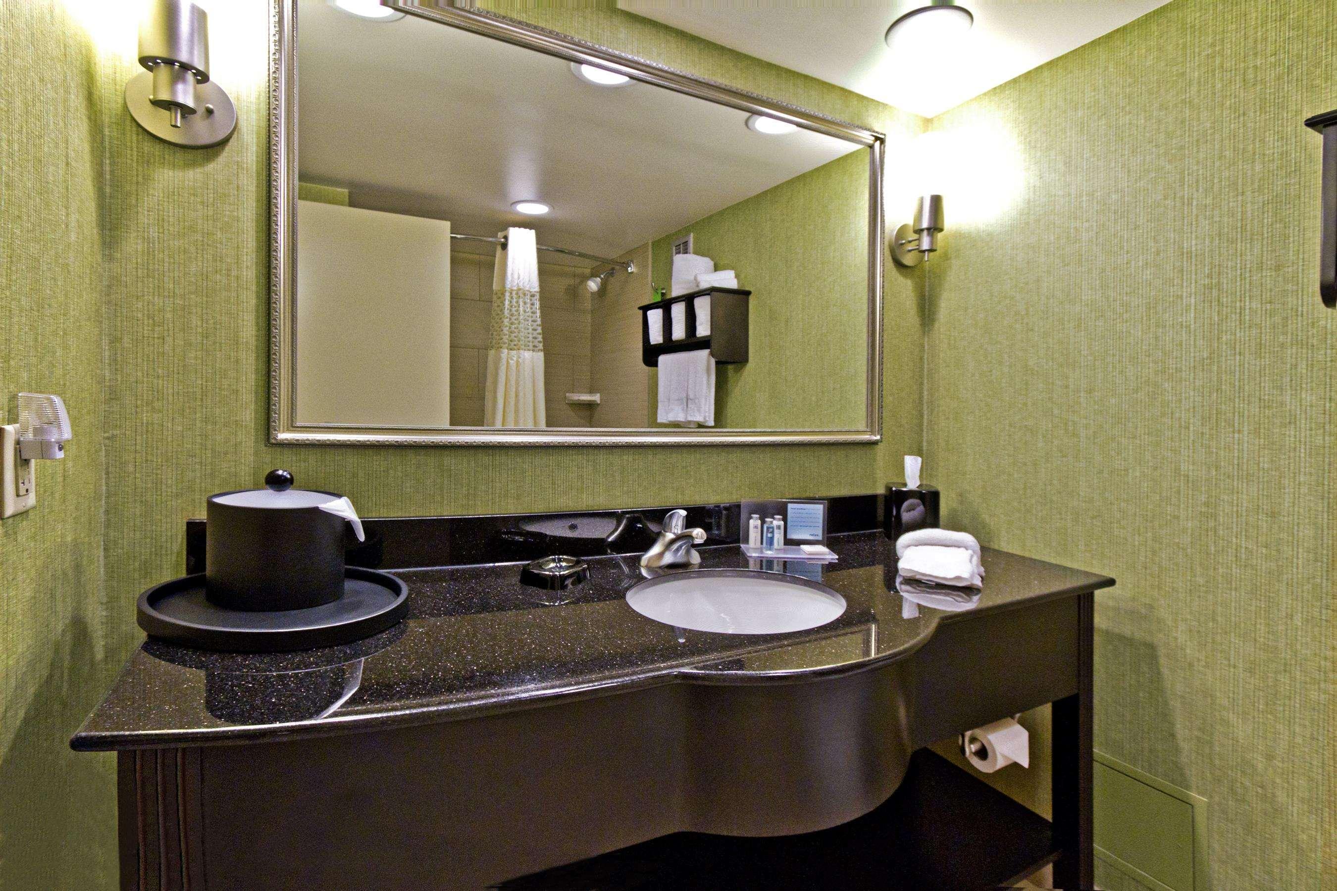 Hampton Inn Asheville-Tunnel Road Номер фото